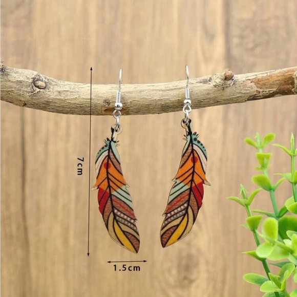 NEW EMERY ROSE Feather Drop Earrings - Picture 2 of 3